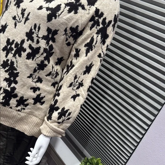 Liz Claiborne Black and Cream Floral Sweater - Picture 4 of 9